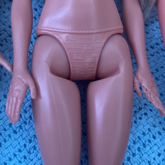 3 Barbie dolls - Picture 3 of 4